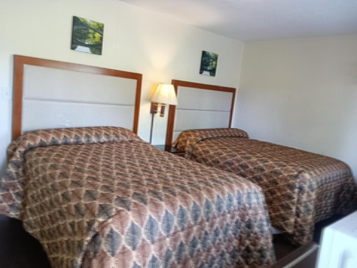Maple Leaf Motel New Milford Экстерьер фото